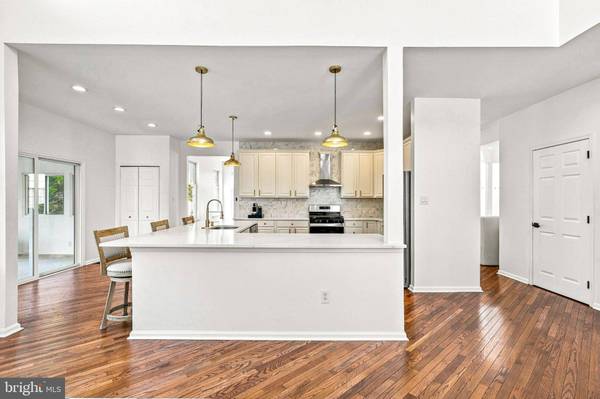 12 WOOD VIEW DR, Mount Laurel, NJ 08054