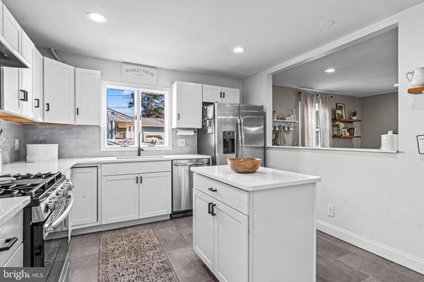 69 PLYMOUTH RD, Sicklerville, NJ 08081