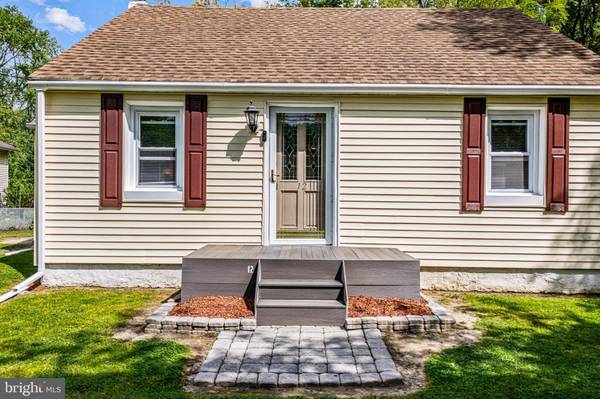 12 OREGON AVE, Mount Laurel, NJ 08054