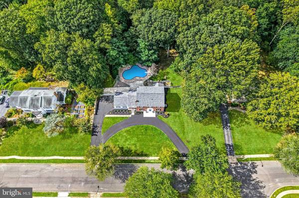 268 N RIDING DR, Moorestown, NJ 08057