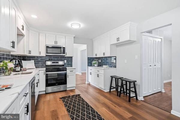 6 WHEELWRIGHT LN, Cherry Hill, NJ 08003