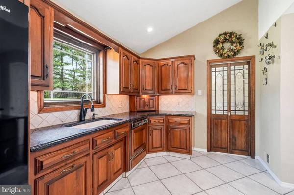 904 HERITAGE RD, Moorestown, NJ 08057