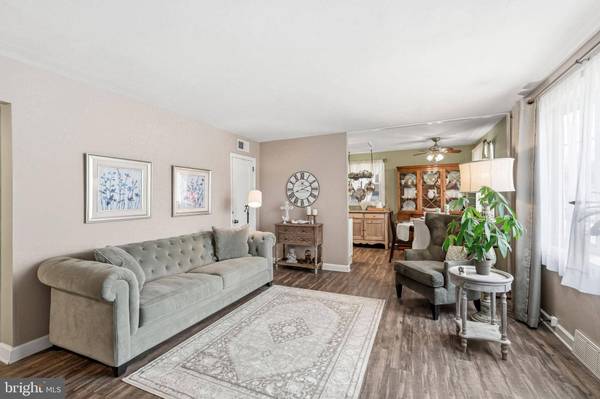 6 WOODBINE AVE, Maple Shade, NJ 08052