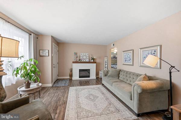 6 WOODBINE AVE, Maple Shade, NJ 08052