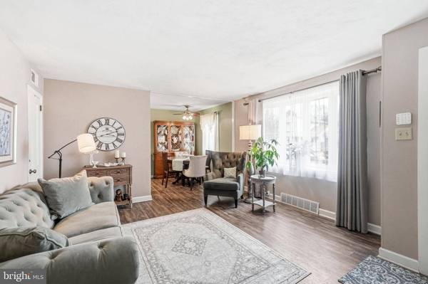 6 WOODBINE AVE, Maple Shade, NJ 08052