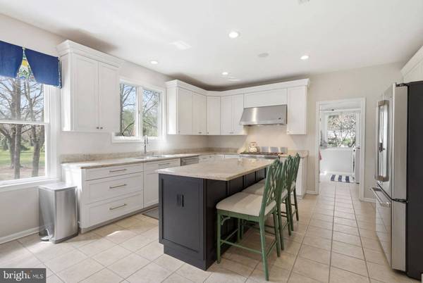 25 MILLENNIUM DR, Columbus, NJ 08022