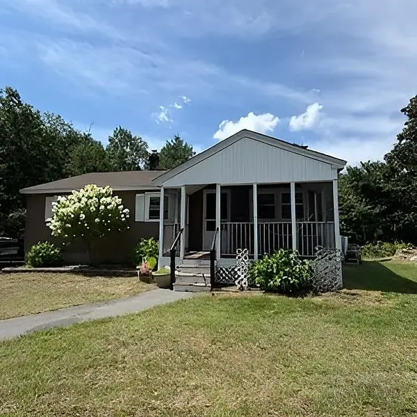 100 Currier Rd, Pelham, NH 03076-3414