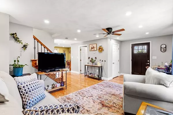 22 Briarwood Rd, Lowell, MA 01852