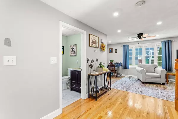 22 Briarwood Rd, Lowell, MA 01852