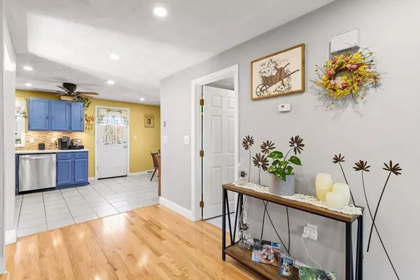 22 Briarwood Rd, Lowell, MA 01852