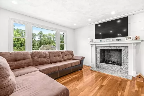 60 Oxford Rd, Dracut, MA 01826