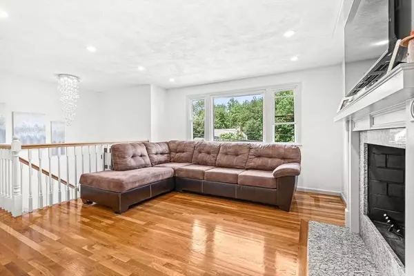 60 Oxford Rd, Dracut, MA 01826