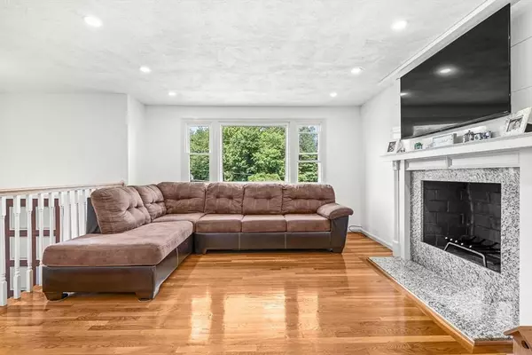 60 Oxford Rd, Dracut, MA 01826