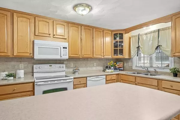 15 Royal Ave #15, Dracut, MA 01826