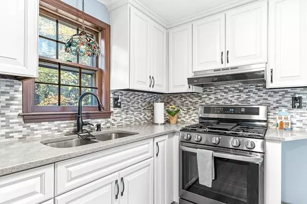 240 Trotting Park Rd, Lowell, MA 01854