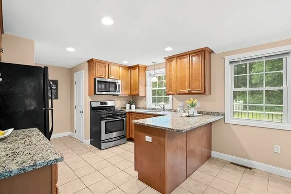 36 Willowdale Rd #B, Tyngsborough, MA 01879