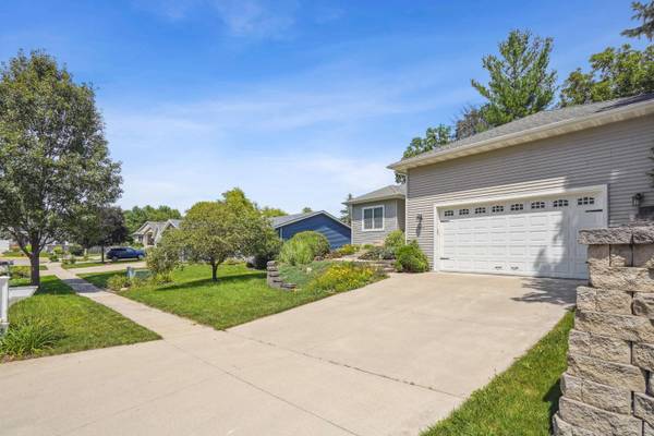 929 Sampson DR, Nevada, IA 50201