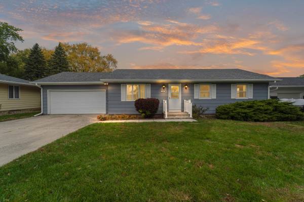 1705 F AVE, Nevada, IA 50201