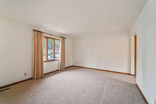 1705 F AVE, Nevada, IA 50201