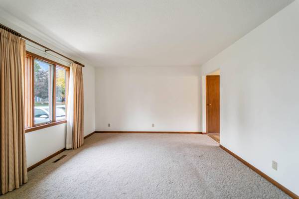 1705 F AVE, Nevada, IA 50201