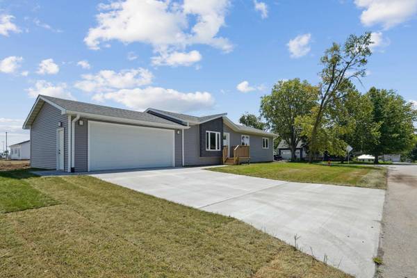 405 10th ST, Nevada, IA 50201