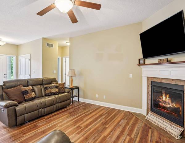 929 Sampson DR, Nevada, IA 50201