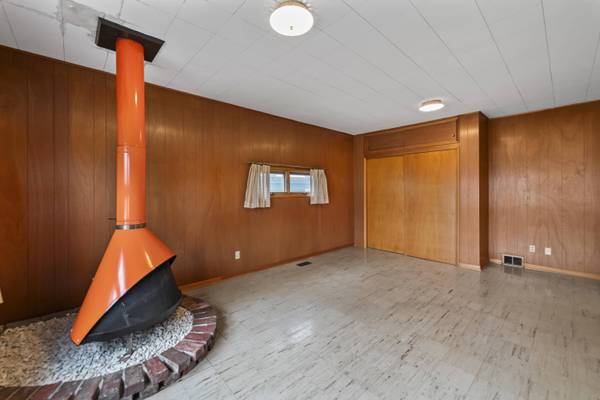 636 11th ST, Nevada, IA 50201