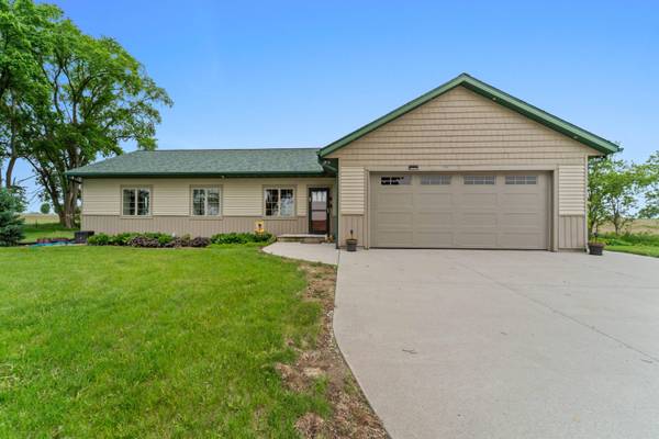 25723 650th AVE, Nevada, IA 50201