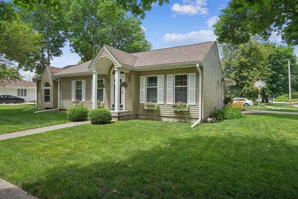 1237 J AVE, Nevada, IA 50201