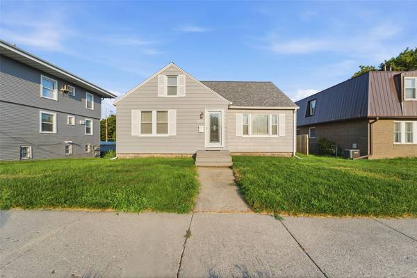 810 6th Street, Nevada, IA 50201