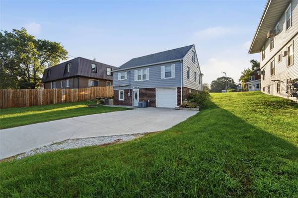 810 6th Street, Nevada, IA 50201