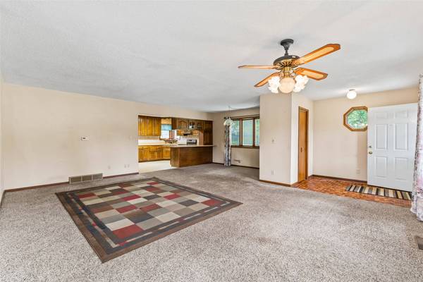 341 E Avenue, Nevada, IA 50201