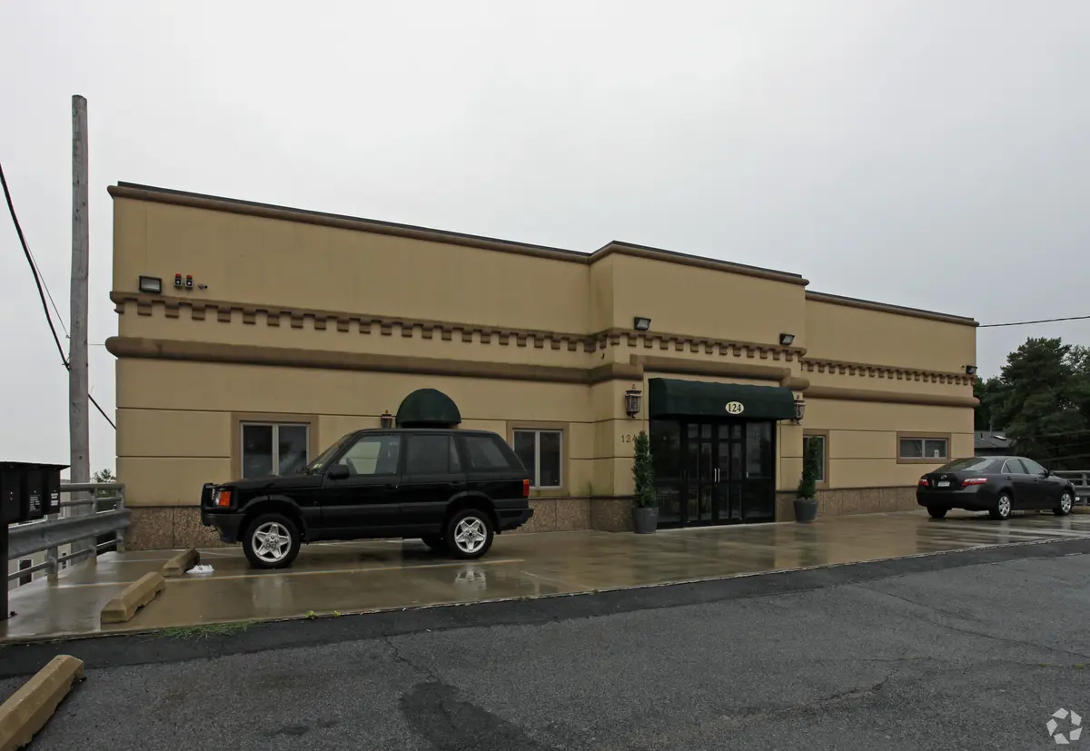 124 McClean Ave, Staten Island, NY 10305-4676