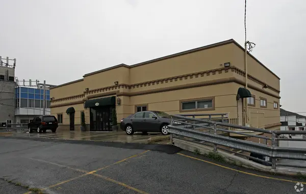 124 McClean Ave, Staten Island, NY 10305-4676