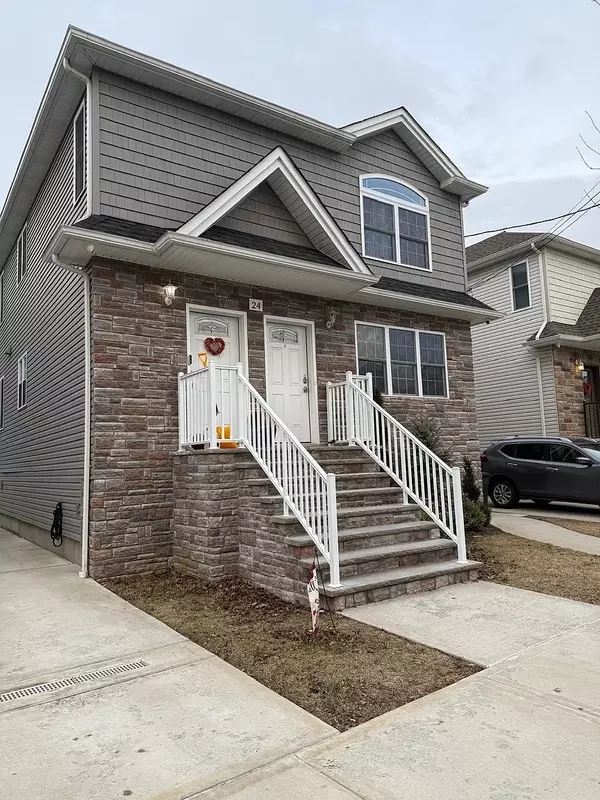 24 Eugene St #1, Staten Island, NY 10309-3201