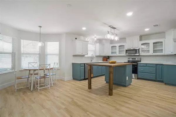 302 Robins Way, Granbury, TX 76048