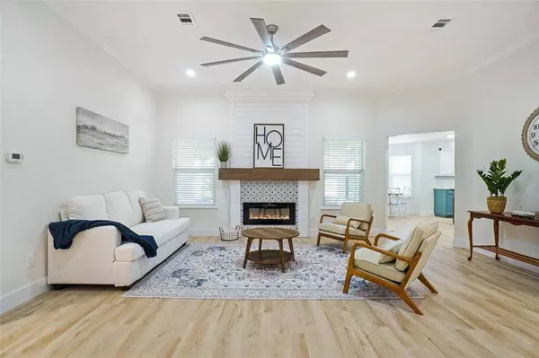 302 Robins Way, Granbury, TX 76048