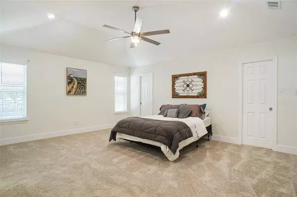 302 Robins Way, Granbury, TX 76048