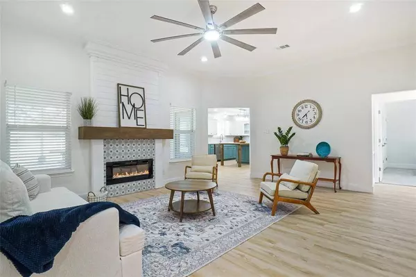 302 Robins Way, Granbury, TX 76048