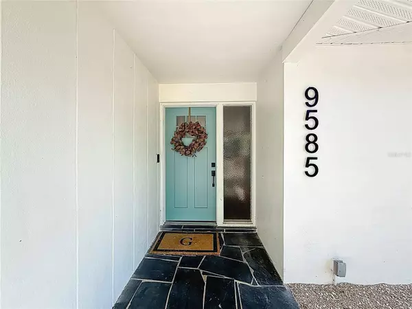 9585 PORTSIDE DR, Seminole, FL 33776