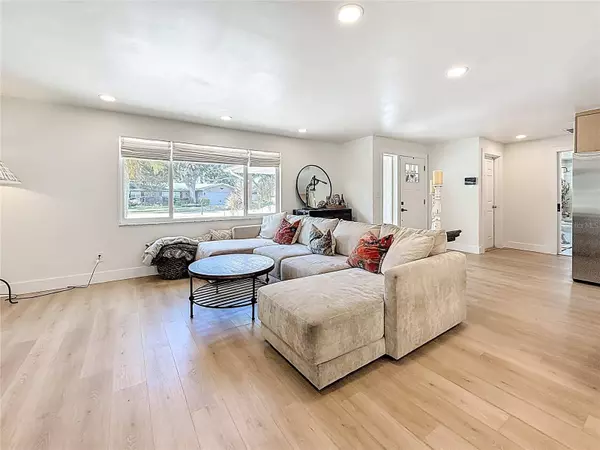 9585 PORTSIDE DR, Seminole, FL 33776