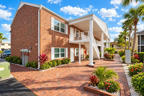 Kathryns: Relaxed Condo Living in the Venice Area
