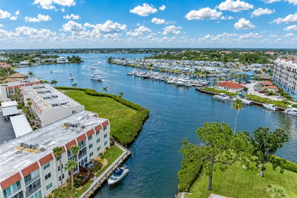 Crosswind Landings: Contemporary Neighborhood Living in Venice