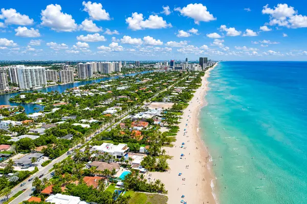 Villas on Golden Beach: Coastal Living Near the Gulf on Venice Island