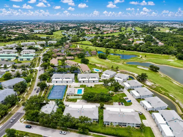 Golf Green: Fairway Living and Florida Sunshine in Venice,Hunt Brothers Realty
