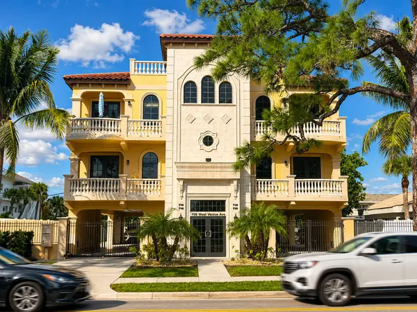 Chateau Venice: Coastal Condo Living on Venice Island