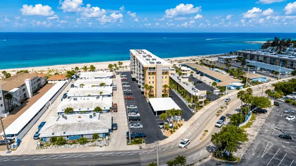 Gulf N Bay: Coastal Living Between the Gulf and Intracoastal