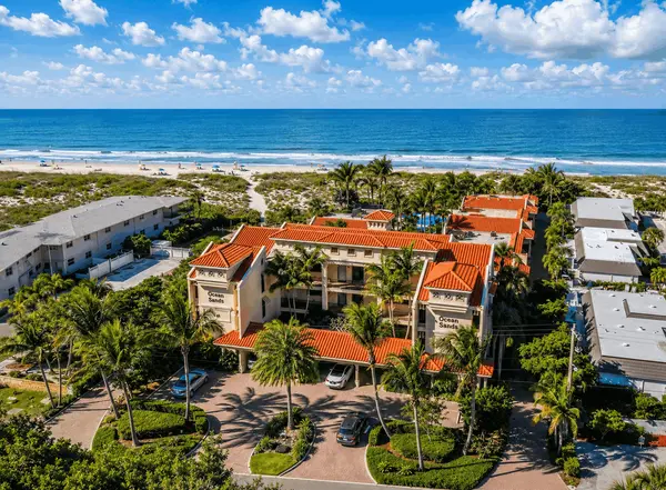 Golden Beach Condos: Condo Living Close to the Gulf on Venice Island