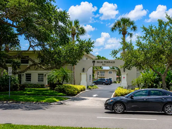 Palm Terrace: Easygoing Condo Living in the Venice Area