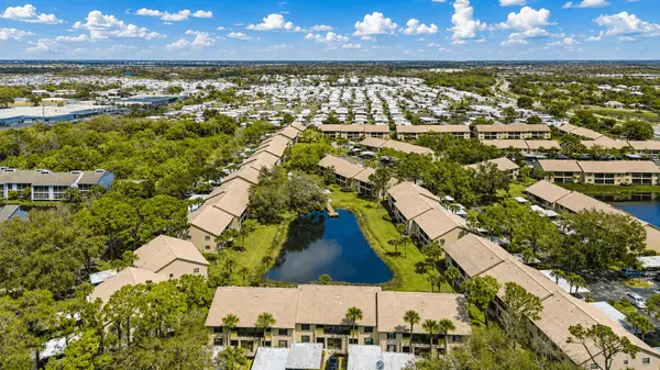 Mission Lakes: Lakefront Views and Condo Living in Venice